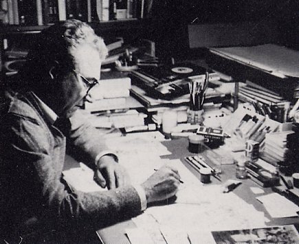 Franco Alquati alla sua scrivania
